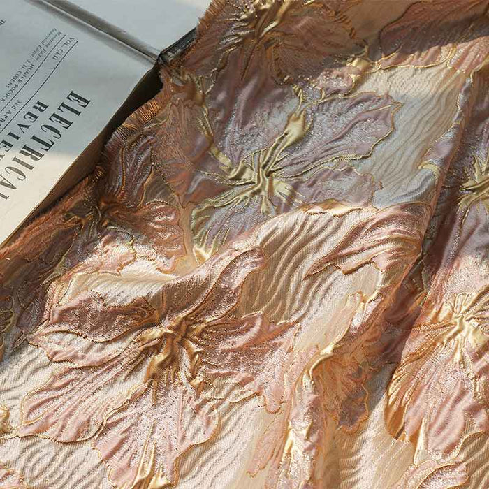 Tissu brocart à fleurs embossées dorées au mètre