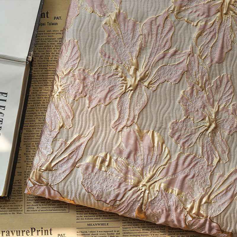 Tissu brocart à fleurs embossées dorées au mètre