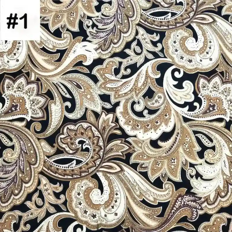 Le Tissu coton imprimé motif paisley ethnique au mètre de Longan Craft France présente des motifs floraux et paisley traditionnels dans des tons beiges, bruns, crème et blancs sur fond noir. Un carré blanc en haut à gauche affiche le texte "#1" en noir.