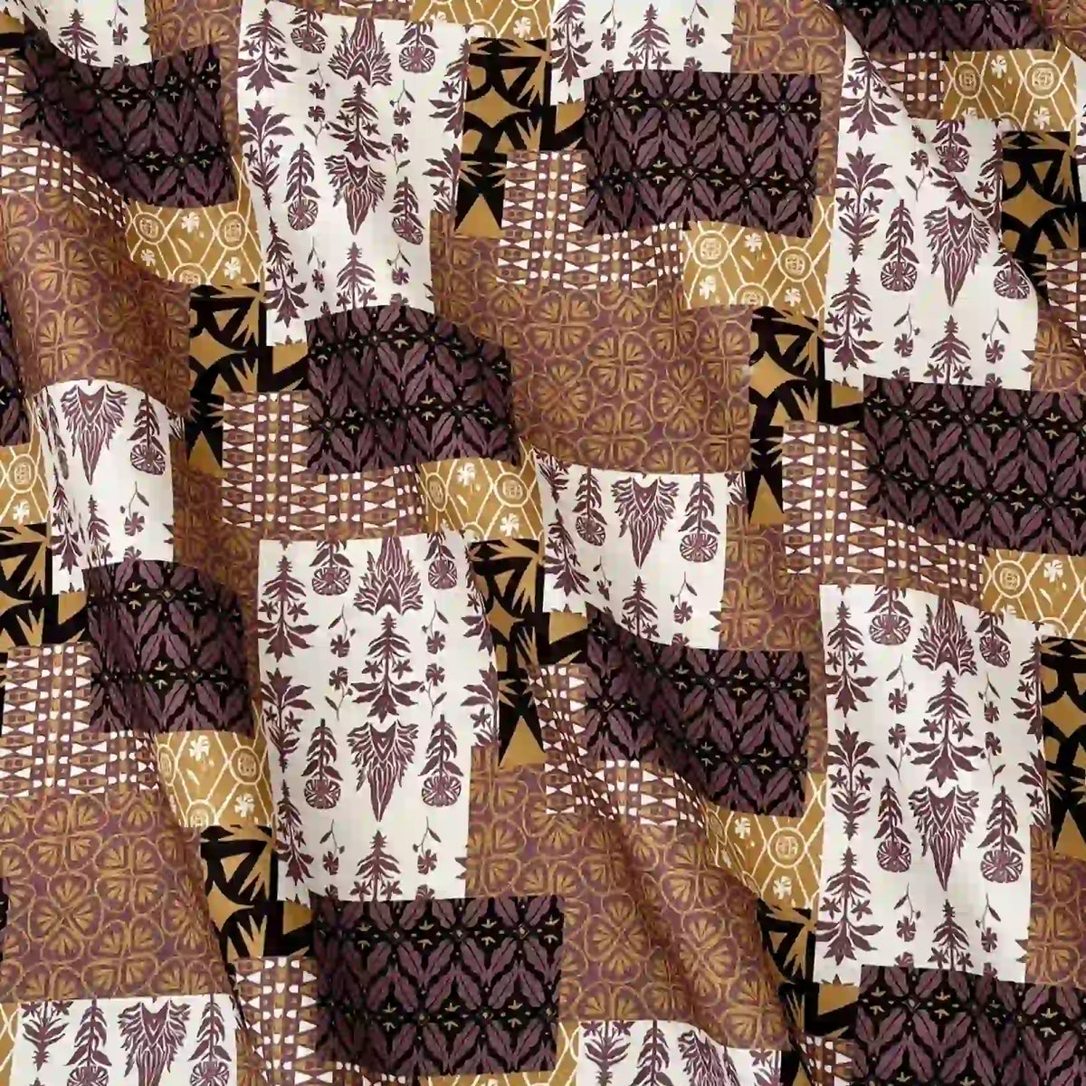 Gros plan sur le Linon de coton imprimé floral ethnique au mètre de Longan Craft France, qui présente un patchwork marron, beige et jaune aux motifs géométriques et floraux. Le tissu légèrement froissé ajoute du charme à ce modèle vintage.