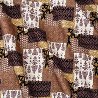 Gros plan sur le Linon de coton imprimé floral ethnique au mètre de Longan Craft France, qui présente un patchwork marron, beige et jaune aux motifs géométriques et floraux. Le tissu légèrement froissé ajoute du charme à ce modèle vintage.