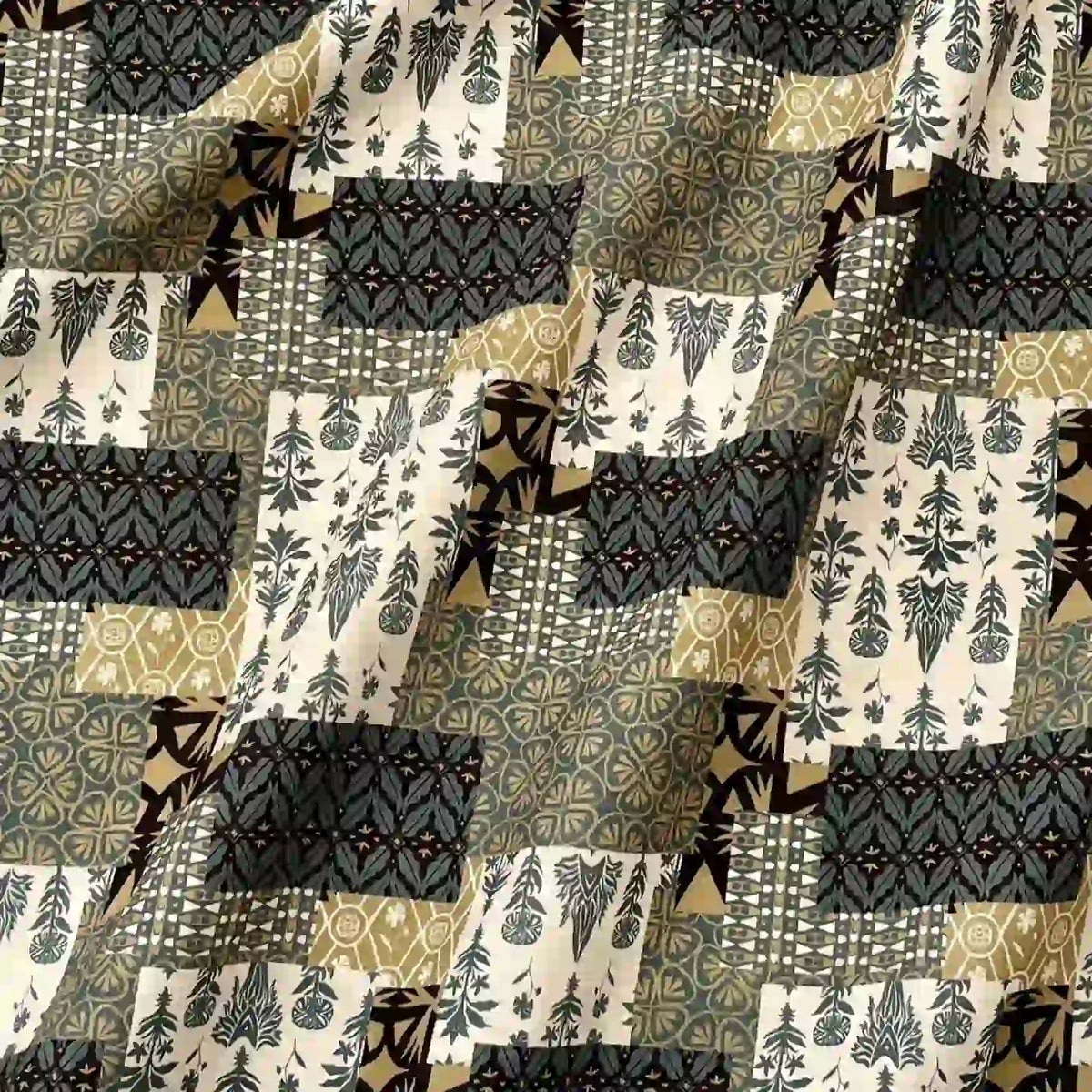 Gros plan sur le Linon de coton imprimé floral ethnique au mètre de Longan Craft France, montrant un patchwork beige, vert, noir et blanc avec des feuilles et des motifs géométriques. Le tissu de coton vintage semble texturé et drapé.