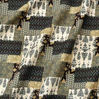 Gros plan sur le Linon de coton imprimé floral ethnique au mètre de Longan Craft France, montrant un patchwork beige, vert, noir et blanc avec des feuilles et des motifs géométriques. Le tissu de coton vintage semble texturé et drapé.