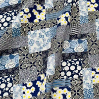 Découvrez le Linon de coton imprimé floral ethnique au mètre de Longan Craft France, un linon de coton au style vintage avec un patchwork de carrés bleus, blancs et noirs, de marguerites, de tourbillons et de fleurs. Texture légèrement froissée, idéale pour l'habillement.