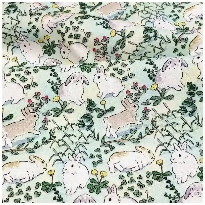 Le tissu de Pâques "motif défilé de lapins fleuris" 100% coton par Longan Craft France présente des lapins illustrés entourés de fleurs et feuillage, idéal pour vos projets DIY printaniers, déco ou vêtements enfants. Vendu au mètre.
