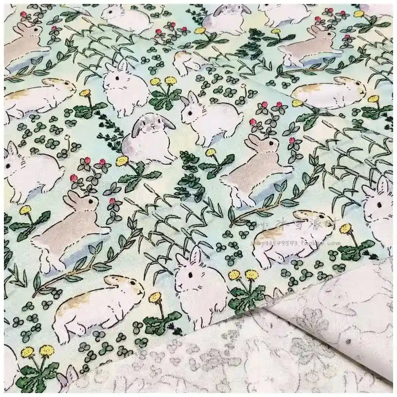 Le tissu de Pâques "motif défilé de lapins fleuris" Longan Craft France, 100 % coton, présente des lapins blancs et bruns, plantes vertes, pissenlits jaunes et fleurs rouges sur fond vert clair. Idéal déco ou vêtements enfants.