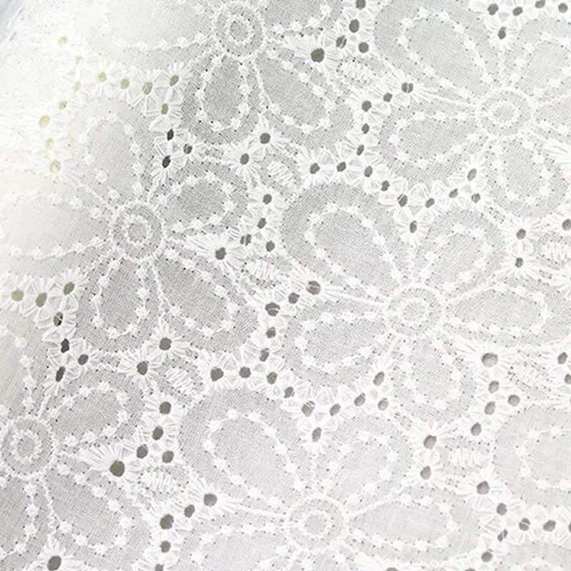 Tissu œillet brodé floral au mètre de Longan Craft France : coton blanc léger à motifs fleuris, détails ajourés et texture délicate.