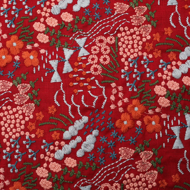 Gros plan sur le Tissu brodé floral au mètre de Longan Craft France, un coton lin brodé de fleurs colorées-idéal pour couture de vêtements ou décoration intérieure originale.