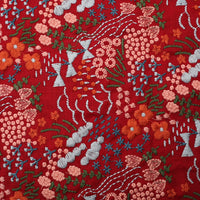Gros plan sur le Tissu brodé floral au mètre de Longan Craft France, un coton lin brodé de fleurs colorées-idéal pour couture de vêtements ou décoration intérieure originale.