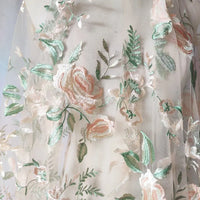 Tulle brodé floral au mètre de Longan Craft France, avec feuilles et fleurs pastel rose, vert et blanc sur tissu polyester transparent-idéal pour la couture d'une robe de mariée élégante.