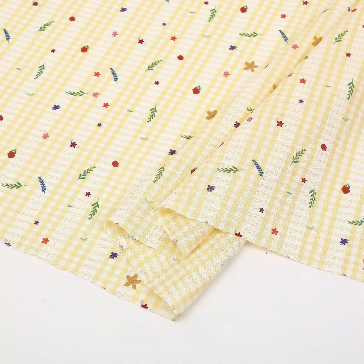 Le "Tissu pour patchwork Vichy au mètre" de Longan Craft France est un tissu polyester confortable avec un motif botanique de petites fleurs, de fraises et de feuilles vertes sur fond jaune et blanc, parfait pour les vêtements décontractés ou le quilting.