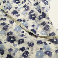 Le "Tissu mousseline de soie à imprimé floral au mètre" de Longan Craft France, un mélange léger de soie et de coton, est présenté avec des fleurs bleues et violettes et un mètre ruban indiquant une longueur de 32 pouces.