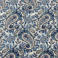 Le tissu motif paisley en coton imprimé floral au mètre de Longan Craft France offre un motif bleu, turquoise et blanc sur fond clair, idéal pour des accessoires élégants grâce à son toucher léger et agréable.