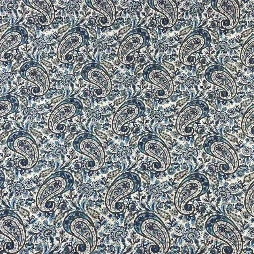 Le Tissu motif paisley en coton imprimé floral au mètre de Longan Craft France présente un motif paisley répétitif bleu, noir et blanc avec des motifs floraux et des gouttes d'eau complexes - idéal pour créer des accessoires légers et élégants.