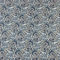 Le Tissu motif paisley en coton imprimé floral au mètre de Longan Craft France présente un motif paisley répétitif bleu, noir et blanc avec des motifs floraux et des gouttes d'eau complexes - idéal pour créer des accessoires légers et élégants.