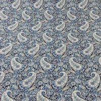 Le tissu motif paisley en coton imprimé floral de Longan Craft France, léger et agréable au toucher, présente un élégant motif de gouttes entourées de fleurs et feuillages sur toute la surface. Idéal pour accessoires raffinés.