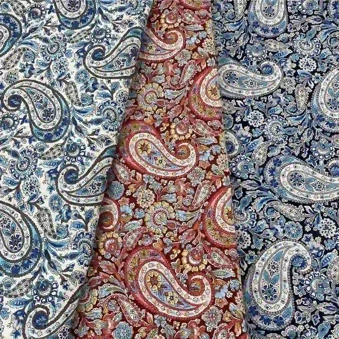 Trois pièces de "Tissu motif paisley en coton imprimé floral" par Longan Craft France : bleu et blanc, rouge et rose, et bleu foncé et bleu clair, chacune avec des motifs tourbillonnants et floraux complexes.