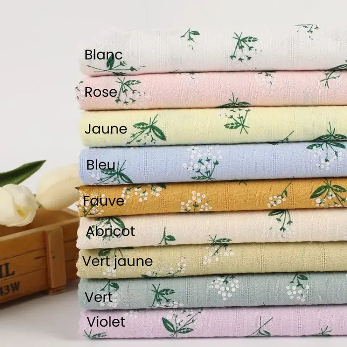 Une pile de huit Tissus dobby coton imprimés à fleurs, étiquetés en français par Longan Craft France, offre un choix charmant de textile doux pour vêtements ou projets de décoration.