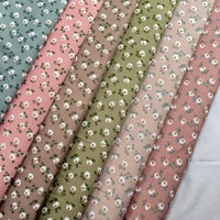 Six pièces de tissu peau de pêche imprimé floral au mètre Longan Craft France, en microfibre polyester pastel (bleu, rose, beige, vert, marron) à motifs fleurs blanches/feuilles vertes. Parfait pour couture ou accessoires charmants.