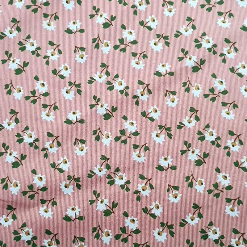 Tissu peau de pêche imprimé floral au mètre Longan Craft France : microfibre polyester douce avec petites fleurs blanches, feuillages verts et lignes fines. Parfait pour des vêtements rétro grâce à son look vintage élégant.
