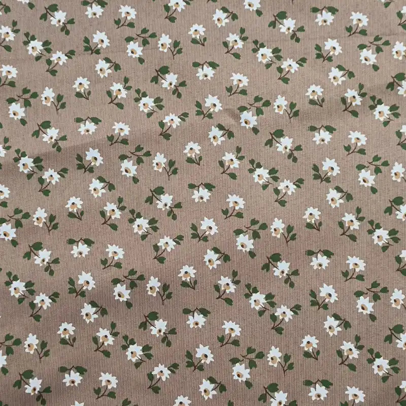 Le Tissu peau de pêche imprimé floral au mètre de Longan Craft France est une microfibre polyester marron, ornée de petites fleurs blanches et feuilles vertes, idéale pour la couture ou tout projet floral grâce à sa texture confortable.