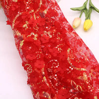 Le Tissu sequin floral au mètre de Longan Craft France, une résille à sequins en relief brodée scintillante, est présenté sur fond blanc près de deux tulipes, mettant en valeur son élégance pour accessoires ou robes.