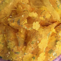Tissu sequin floral au mètre de Longan Craft France : délicate résille jaune ornée de fleurs brodées et sequins scintillants, idéale pour accessoiriser vos robes.