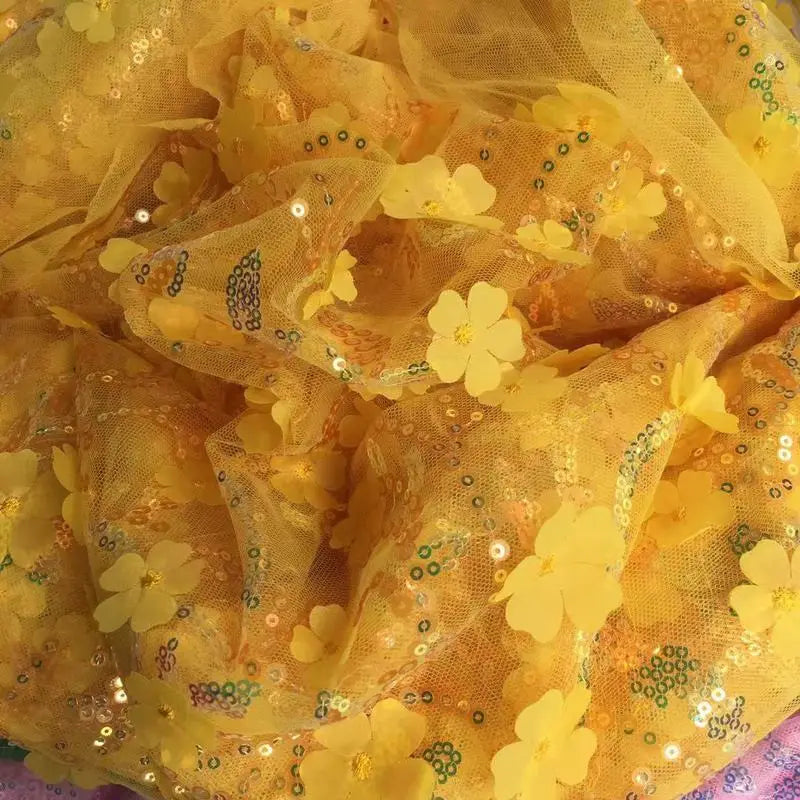 Tissu sequin floral au mètre de Longan Craft France : délicate résille jaune ornée de fleurs brodées et sequins scintillants, idéale pour accessoiriser vos robes.