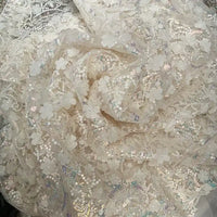 Gros plan sur le Tissu sequin floral au mètre de Longan Craft France, une résille à sequins en relief brodée d'applications florales 3D et de sequins iridescents pour un aspect texturé et scintillant - idéal pour les accessoires ou la confection de vêtements.