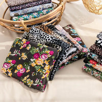 Le tissu en jersey coton imprimé fleurs et animaux de Longan Craft France est idéal pour créer de charmantes robes ou ajouter une touche de fantaisie à vos projets de couture.