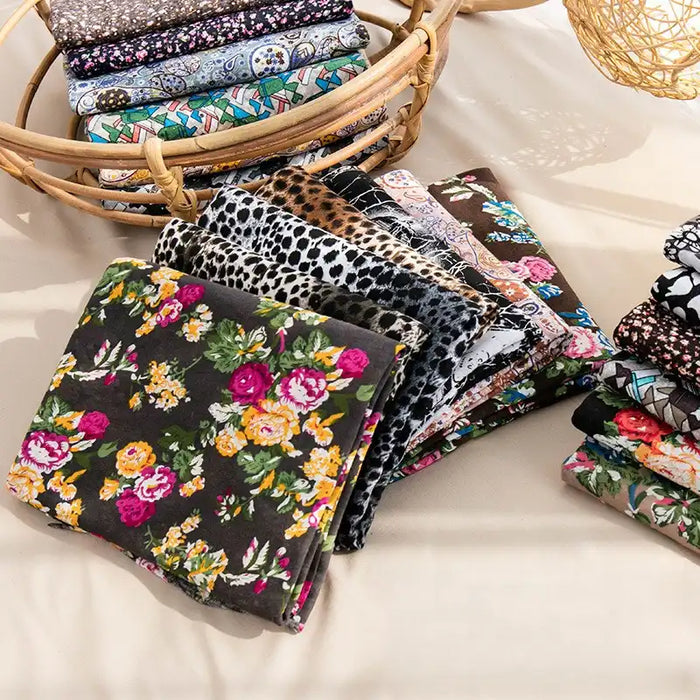 Le tissu en jersey coton imprimé fleurs et animaux de Longan Craft France est idéal pour créer de charmantes robes ou ajouter une touche de fantaisie à vos projets de couture.