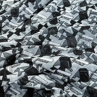 Gros plan sur le "Tissu en jersey coton imprimé fleurs et animaux" de Longan Craft France, un tissu en jersey 100 % coton idéal pour les robes et les vêtements. Le tissu est légèrement froissé, ce qui montre sa texture douce.