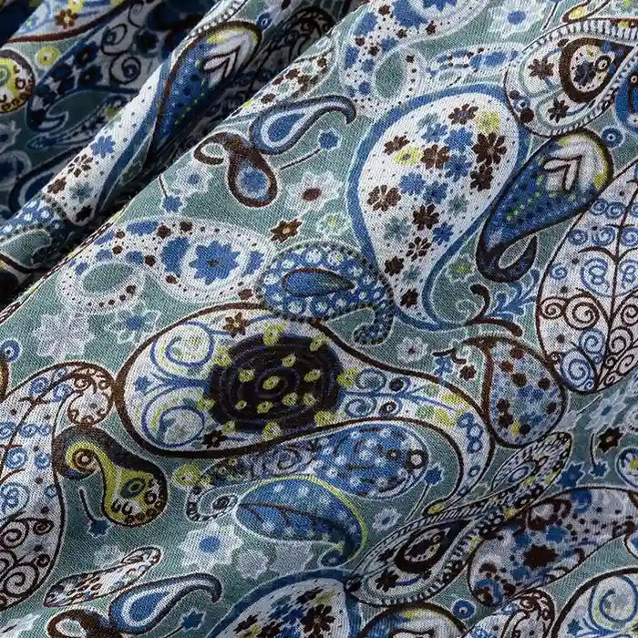 Gros plan sur Tissu jersey imprimé paisley au mètre by Longan Craft France-jersey 100% coton à motifs bleu, vert, blanc et brun avec détails floraux, idéal pour chemisiers et vêtements.