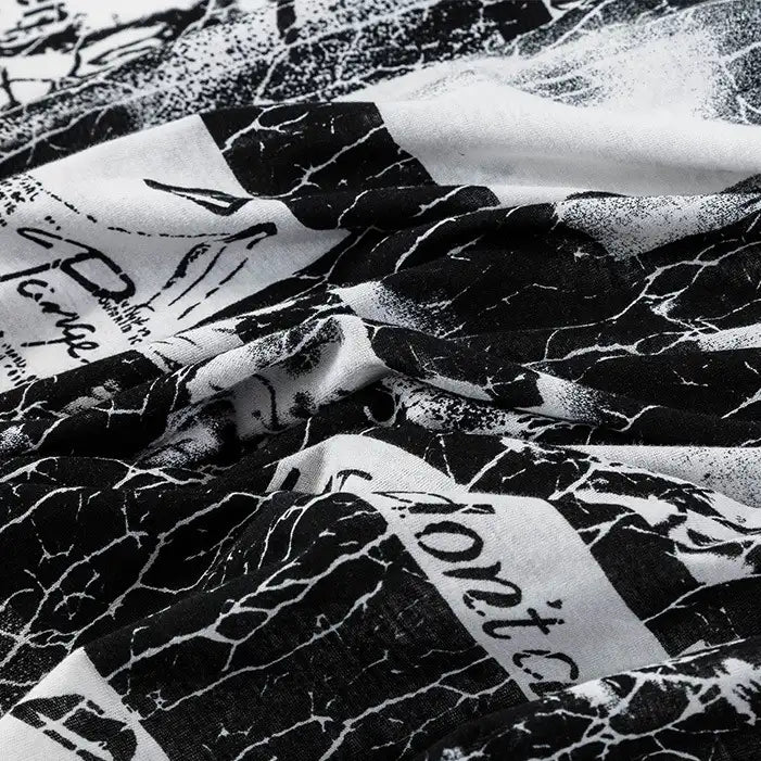 Gros plan sur le Tissu en jersey coton imprimé fleurs et animaux au mètre de Longan Craft France, un tissu en jersey 100 % coton pour robes et vêtements, avec des imprimés de fleurs et d'animaux et une texture légèrement froissée.