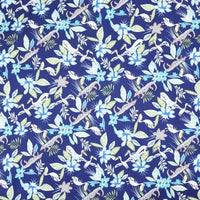 Le tissu Longan Craft France en microfibre effet peau de pêche présente un motif floral et animalier bleu et vert, imprimé sur polyester multicolore, idéal pour robes de chambre. La répétition du design crée une allure botanique élégante.