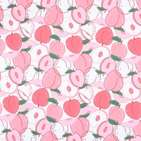 Un motif floral et animalier sans couture en rose, rouge et vert sur fond blanc décore ce tissu en microfibre effet peau de pêche en polyester de Longan Craft France, idéal pour la confection de robes.