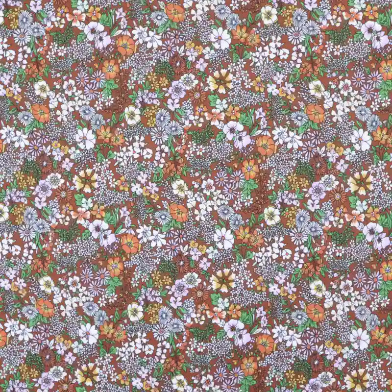 Le Tissu en microfibre effet peau de pêche de Longan Craft France est un polyester multicolore idéal pour les robes, avec un imprimé floral et animalier dense aux couleurs vibrantes sur fond marron, qui apporte un style audacieux grâce à son design chargé.