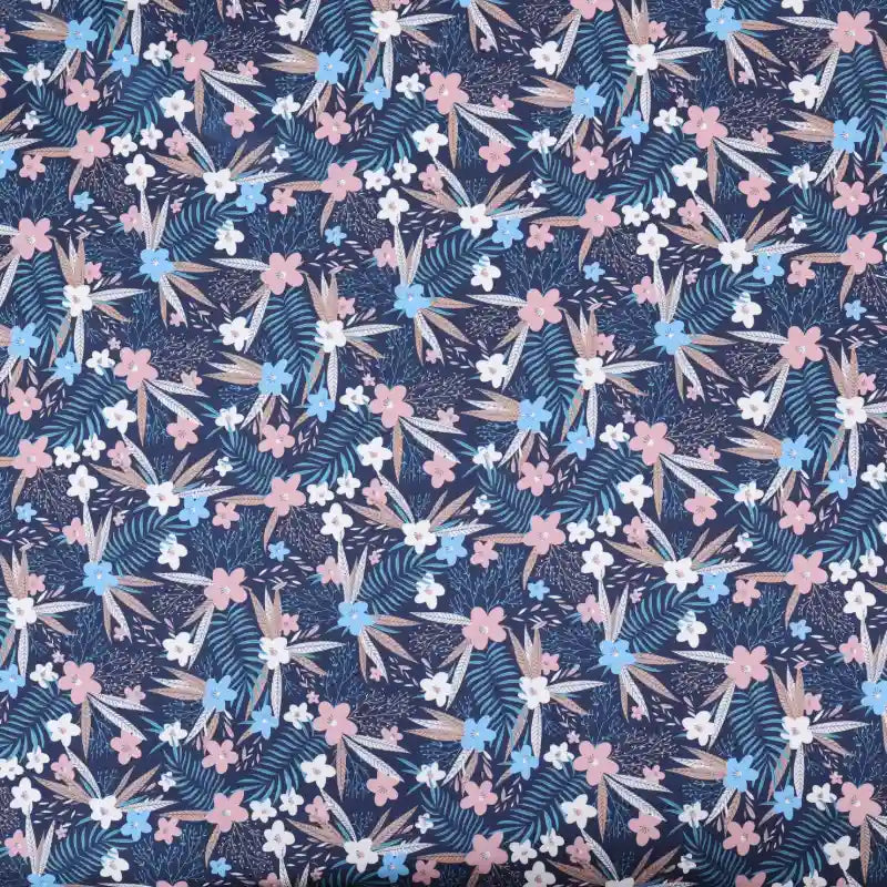 Le tissu microfibre effet peau de pêche de Longan Craft France présente un imprimé floral et animalier multicolore, idéal pour les robes. Son élégant motif répétitif en rose, blanc, bleu et marron clair sur bleu foncé ajoute de la sophistication à tous les projets.