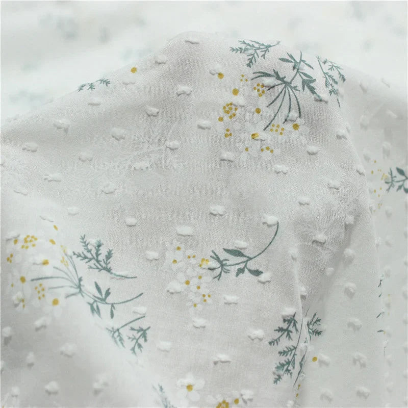 Tissu plumetis fleuri au mètre-un tissu plumetis blanc et jaune à motif floral, léger et délicat, de Longan Craft France, idéal pour une robe d'été.