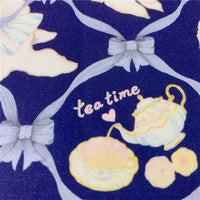 Découvrez le "Tissu lapin de Pâques au mètre avec imprimé guirlande" de Longan Craft France : tissu 100 % coton, doux et résistant, idéal pour vêtements d'enfants et projets créatifs.