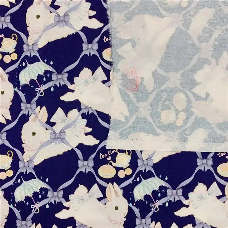 Le Tissu lapin de Pâques au mètre avec imprimé guirlande de Longan Craft France est un tissu 100 % coton doux et résistant, idéal pour vêtements d'enfants, avec des motifs lapins et accessoires sur fond bleu foncé.