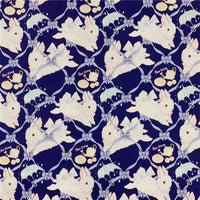Un motif répétitif de lapins blancs avec des nœuds bleus, des tasses de thé, des biscuits et "tea time" sur un fond bleu foncé figure sur le tissu lapin de Pâques au mètre avec imprimé guirlande de Longan Craft France - 100 % coton, doux et durable, idéal pour les vêtements d'enfants.