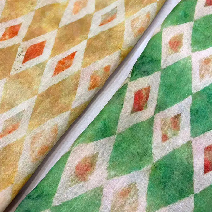Deux pièces de tissu en ramie à imprimé géométrique de Longan Craft France - l'une jaune/orange, l'autre verte/orange - présentent des contours de diamants blancs et un aspect peint à la main, idéal pour les robes d'été et les créations de couture uniques.