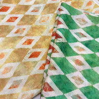 Deux pièces en tissu en ramie à imprimé géométrique de Longan Craft France - l'une avec des diamants jaune/orange, l'autre vert/blanc - présentent un aspect légèrement texturé et teinté à la main, idéal pour des robes d'été uniques et des créations de couture.