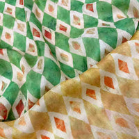 Longan Craft France propose un tissu en ramie à imprimé géométrique vintage, idéal pour robes d'été et créations couture : motifs losanges verts et orange, bords blancs et centre coloré. Vendu au mètre pour des projets modernes et vibrants.