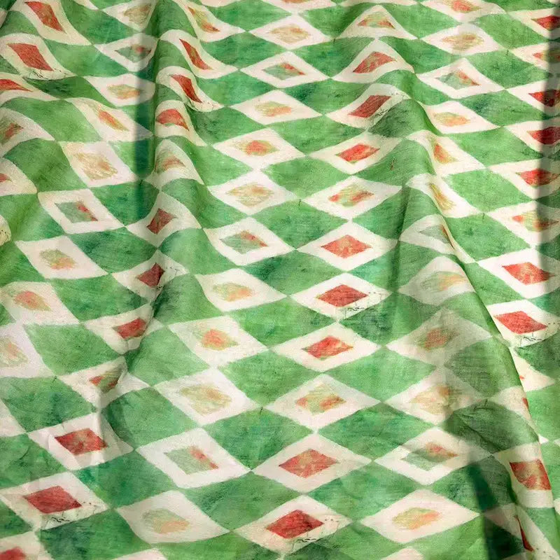 Le tissu en ramie à imprimé géométrique au mètre de Longan Craft France présente un motif vintage de losanges verts, blancs et rouges, avec une texture légèrement froissée et des couleurs subtilement nuancées. Parfait pour robes d'été et créations couture.