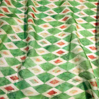 Le tissu en ramie à imprimé géométrique au mètre de Longan Craft France présente un motif vintage de losanges verts, blancs et rouges, avec une texture légèrement froissée et des couleurs subtilement nuancées. Parfait pour robes d'été et créations couture.