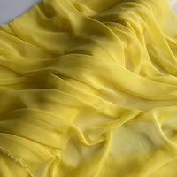 La Georgette de soie au mètre de Longan Craft France est un tissu souple et fluide 100% soie de mûrier (8 mommes), idéal pour le drapé, avec des plis doux et une texture délicate et translucide.