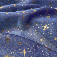 Découvrez le tissu organza étoilé au mètre de Longan Craft France : une matière bleue brillante, ornée d'étoiles et de pois dorés pour un effet céleste, idéal pour la confection de robes ou costumes de mariage.