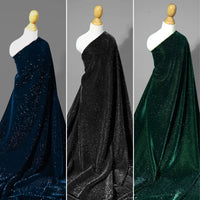 Trois mannequins présentent le tissu velours pailleté au mètre de Longan Craft France en bleu foncé, noir et vert. Ce velours de polyester doux et chatoyant est idéal pour les présentations élégantes et les robes de soirée DIY.